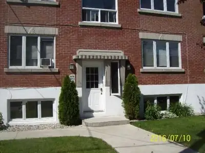 Magnifique 5 ½ lumineux à louer – Avenue St-Laurent – Disponible 1er juillet 2026 ✨ 1450$/mois | 3 c...
