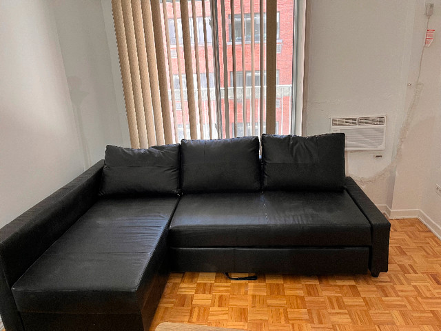 Nice leather Sofa/Couch in good condition in Downtown dans Sofas et futons  à Ville de Montréal