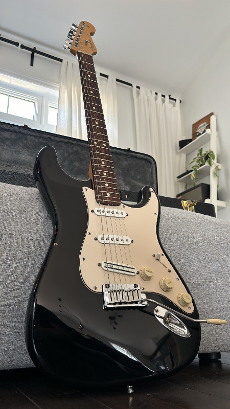 Fender American Stratocaster Electric Guitar in Guitars in Lanaudière - Image 4