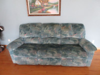 Divan trois places et fauteuil inclinable. Three seater sofa