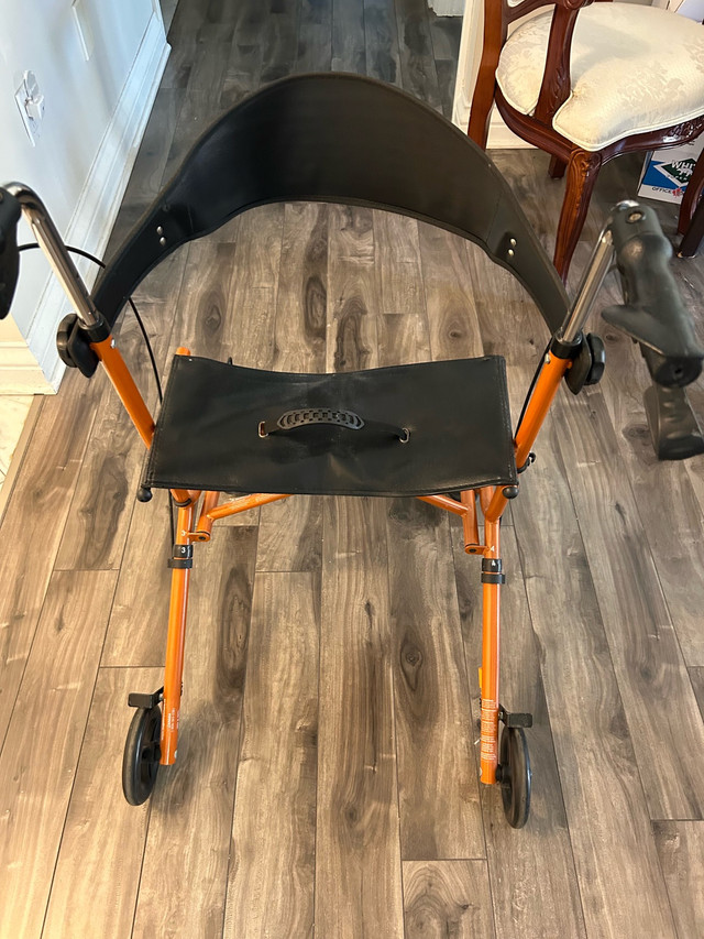 walker  for adult dans Santé et besoins spéciaux  à Ville de Montréal - Image 3