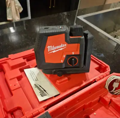 Milwaukee Green 100 foot Cross Line and Plumb Points, USB Rechargeable Laser Level with Lithium-Ion...