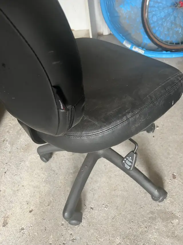 Swivel leather office chair in Chairs & Recliners in Markham / York Region - Image 3