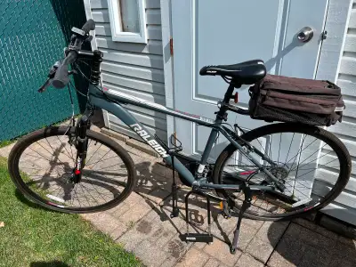 Vélo Hybride Raleigh Overtake, 700C, 21 Vitesses, TOUT ÉQUIPÉ, avec Support Arrière, Sacoche, Béquil...