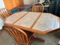 Table de cuisine avec chaises en chêne