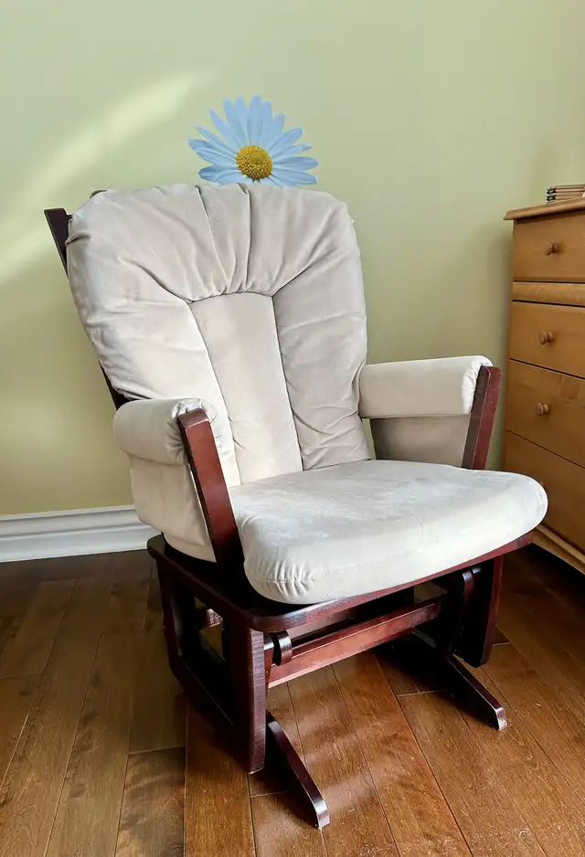  Fauteuil oscillant - Ultramotion- fabriqué au Canada  in Chairs & Recliners in Laval / North Shore - Image 3