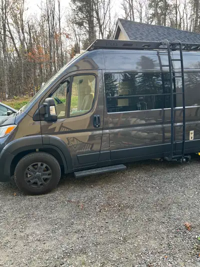 Van aménagé de marque Sherbee. Modèle 2025.