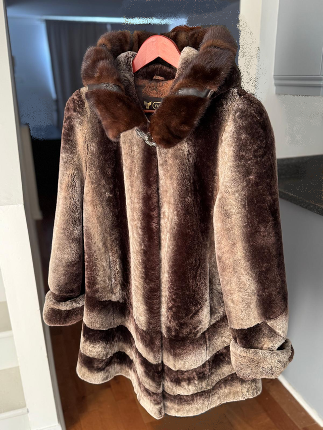 Manteau fourrure in Women's - Tops & Outerwear in Laval / North Shore - Image 2