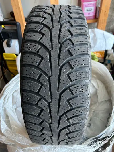 Pneus d’hiver/Winter tires 1) 4 Nokian Nordman 5 205/60R16 - bonne condition/ good condition 2) 2 Ha...