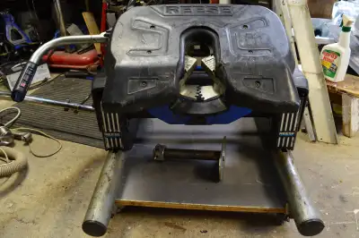 Reese 20k hitch selling for parts or repair, not usable as is. jaws do not lock no rails included as...