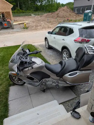 Excellent running condition comes with electric windscreen, heated handle grips,seats,reverse front...