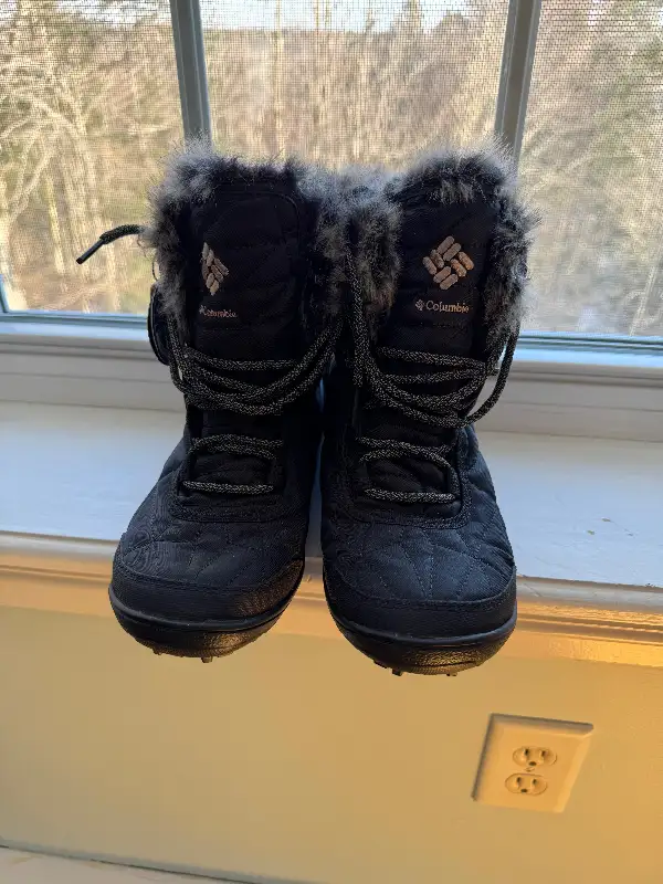 Columbia women’s boots in Women's - Shoes in Bedford - Image 2