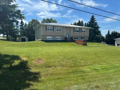 Spacious and bright two bedroom apartment close to Queen Elizabeth Hospital. This apartment is on th...