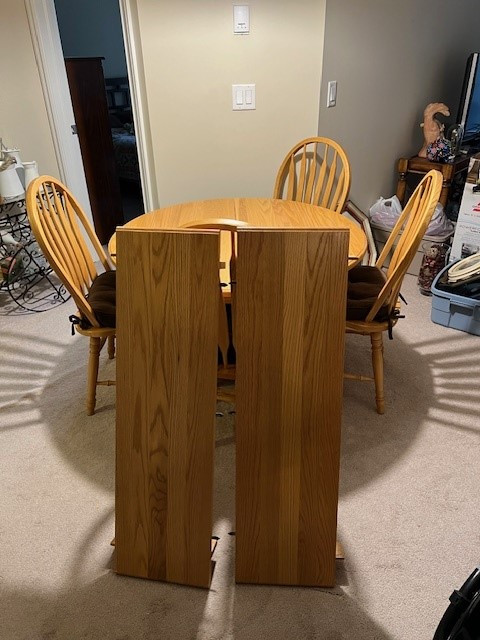 Oak Kitchen Table in Dining Tables & Sets in Strathcona County - Image 3