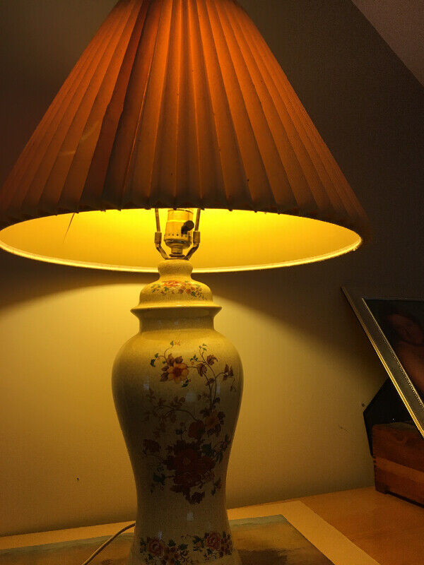 Vintage 26” lamp in with original shade/ lampe ancienne 26” in Kitchen & Dining Wares in Longueuil / South Shore - Image 3