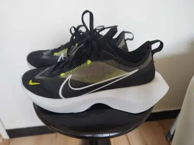 Get ready to elevate your running game with these Vista Nike sneakers! Very comfortable walking snea...