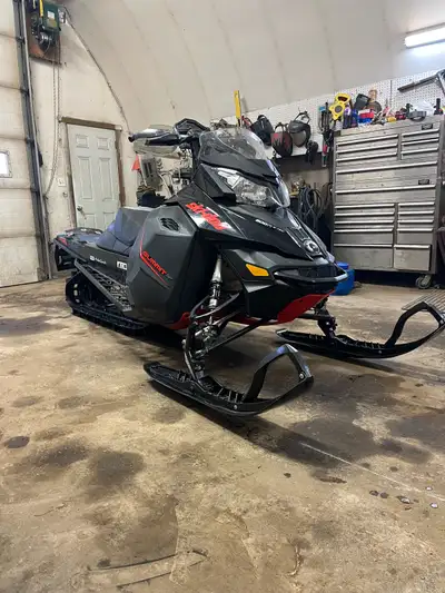 2016 skidoo summit 146 Jaws rowdy can 2.5” lugs 3500km