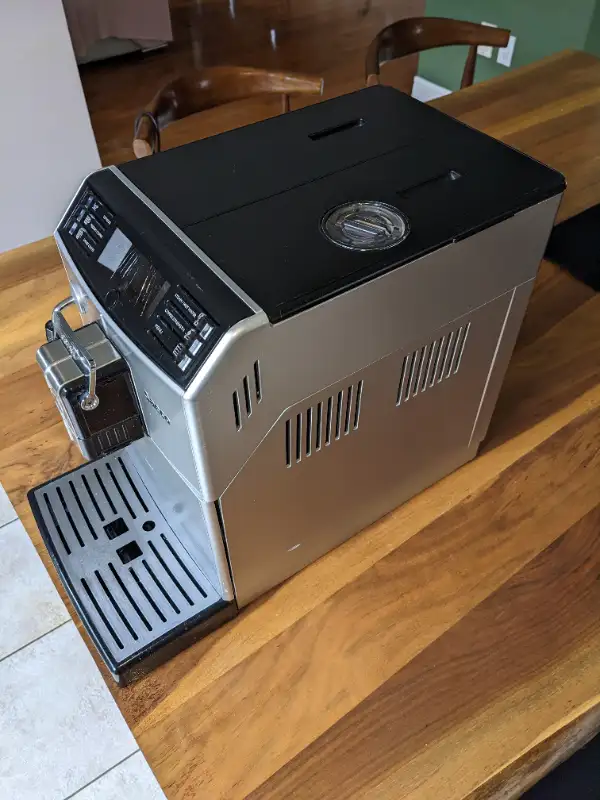 Saeco HD8772 Super-Automatic Coffee Machine in Coffee Makers in Ottawa - Image 4