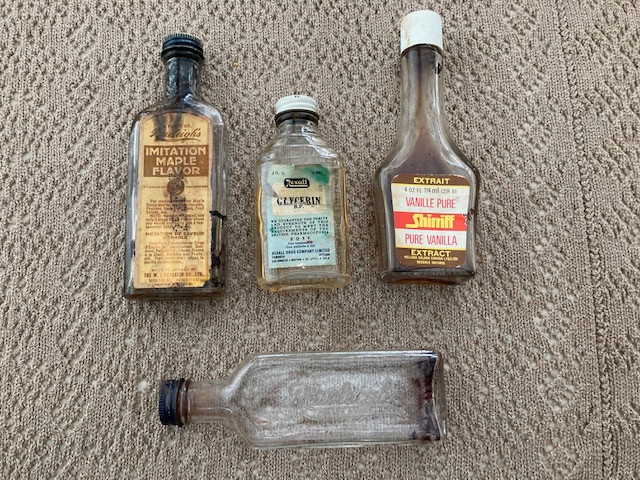 Vintage bottles in Arts & Collectibles in Barrie - Image 2