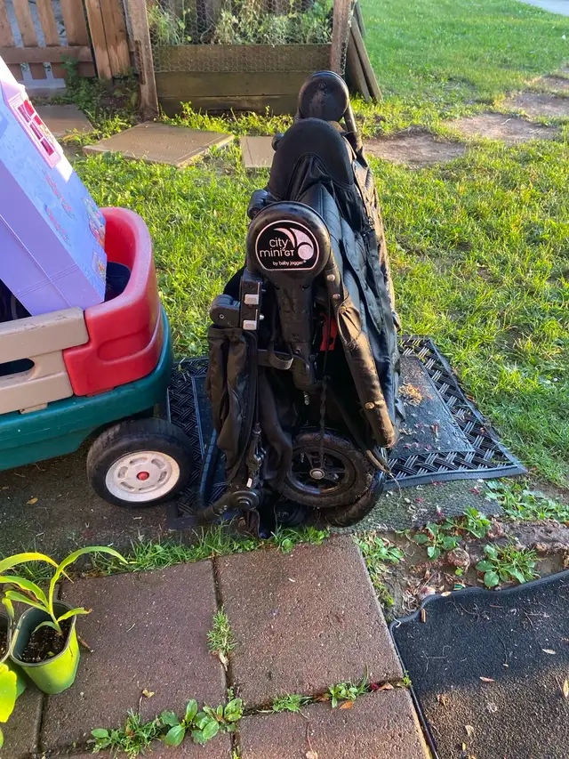 Double Stroller in Strollers, Carriers & Car Seats in Kitchener / Waterloo - Image 2