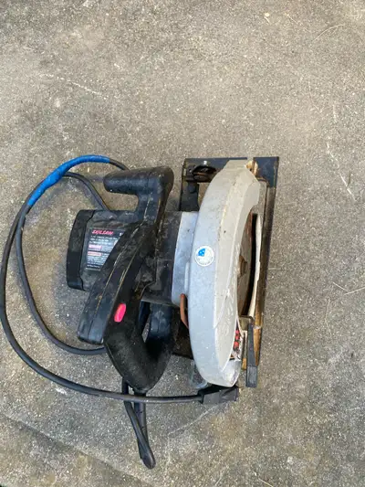 Selling a skilsaw in excellent shape. The cable has a small cut that I put a tape on.