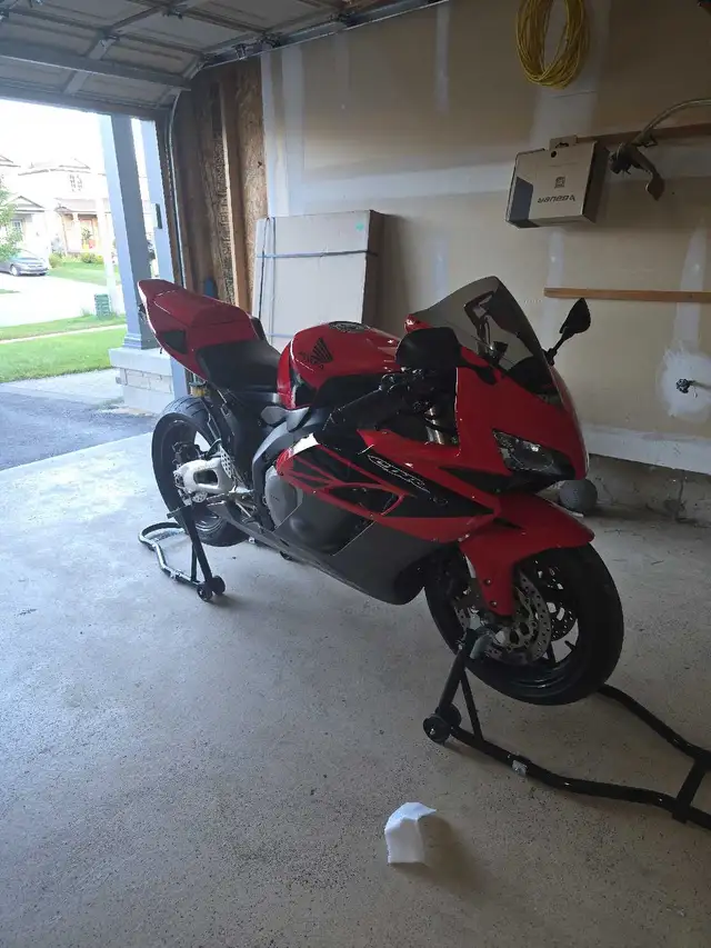 2004 CBR1000RR  in Sport Bikes in Barrie - Image 2
