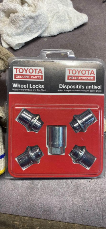 toyota wheel locks in Other Parts & Accessories in Gatineau