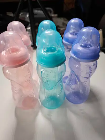 These Nuby 10oz/300ml bottles are perfect for transitioning your little one to larger feedings. The...