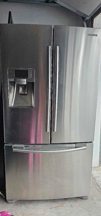 Stainless Steel Samsung Fridge w/ water and ice dispenser