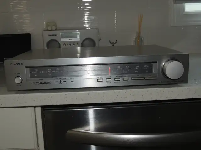 Sony ST-A35 AM/FM Stereo Analog Tuner, + AM loop antenna in Stereo Systems & Home Theatre in Mississauga / Peel Region - Image 3