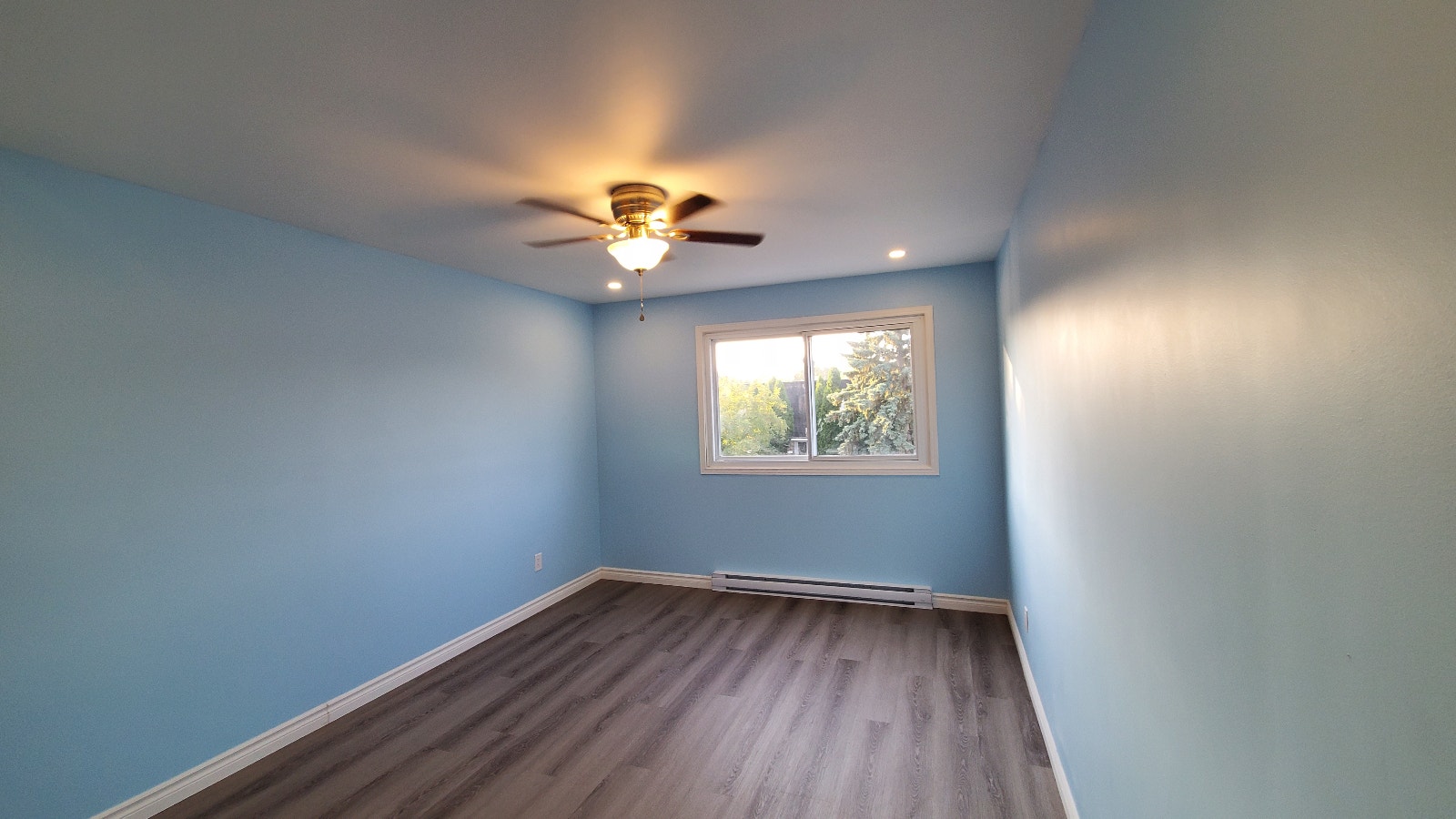 Large 4 1/2 (2 beds) Upper/Bright in DDO Sunnybrooke Train REM — photo 2