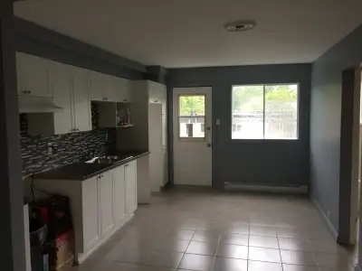 Boisbriand, beau grand 41/2 très propre, bien éclairé. Cour , cabanon, stationnement. Pas d'animaux,...