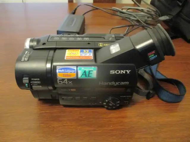 SONY Video 8xR CCD-TR67 Handycam Video Camera Recorder in Cameras & Camcorders in Chatham-Kent - Image 7
