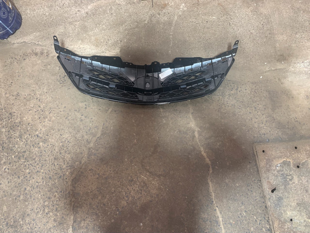 Toyota Corolla front Grille new  2011-2013 dans Pièces de carrosserie  à Longueuil/Rive Sud - Image 2