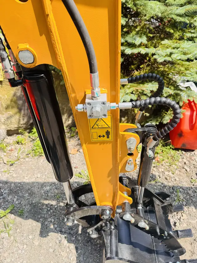 AGT  Kubota 25 hp D902 Diesel Professional Mini Excavator in Other in Muskoka - Image 10