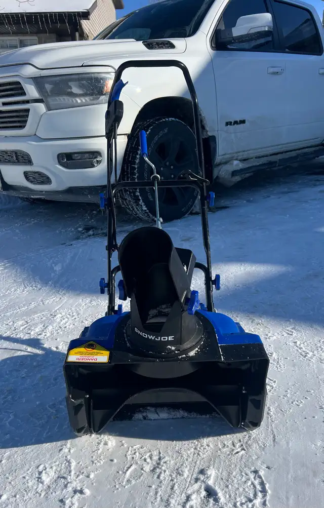 Snowjoe Electric Snowblower  in Snowblowers in Kitchener / Waterloo - Image 5