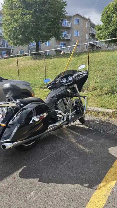 Victory bien entretenu, prêt pour la route en 2026, très très bas kilométrage, mise au point faite e...