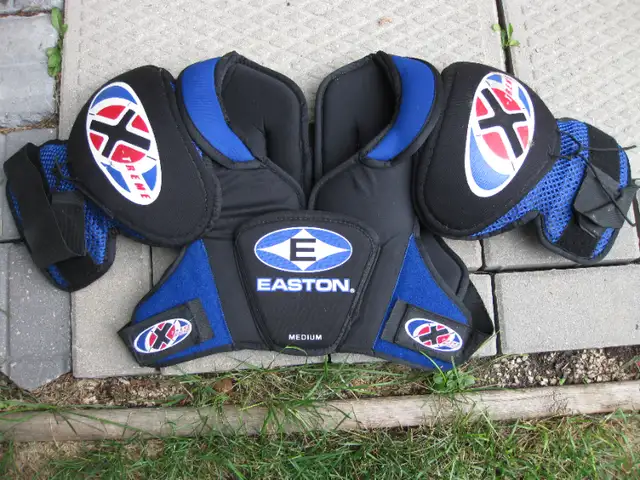 JUNIOR / YOUTH HOCKEY EQUIPMENT SHOULDER PADS PANTS HELMET GC in Hockey in Winnipeg - Image 4
