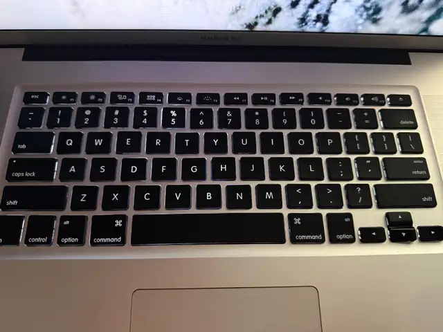 Macbook Pro Early 2011 17po 2.2Ghz in Laptops in City of Montréal - Image 6