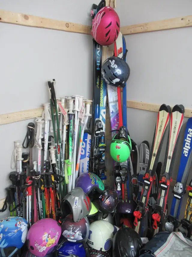 LOT de Ski Alpin, Snowblade, Bâton et Casque. in Ski in Laval / North Shore - Image 9