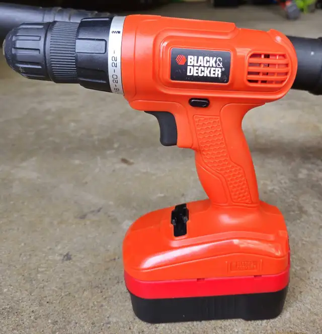 Balck & Dicker drill with batteries 18 V no charger in Hand Tools in London - Image 2