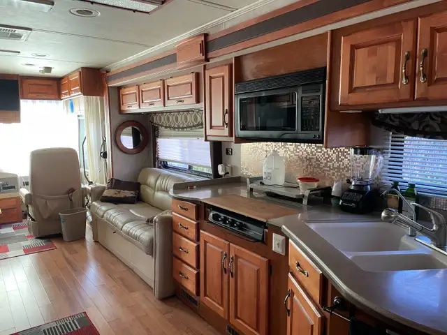 2006 Monaco Kinght PDQ Motorise in RVs & Motorhomes in Sherbrooke - Image 10