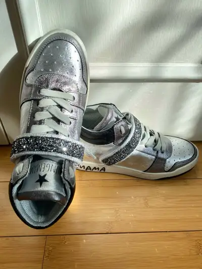⭐️NEW STUNNING LEATHER Silver Sneakers from South of France⭐️, Voir plus