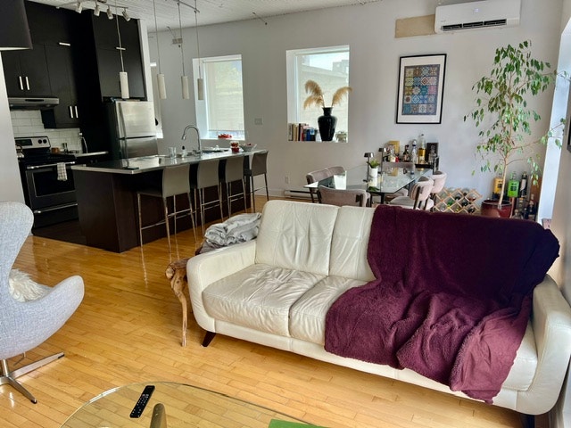 Stunning top flr 2-bed condo w/terrace, garage in Villeray — photo 3