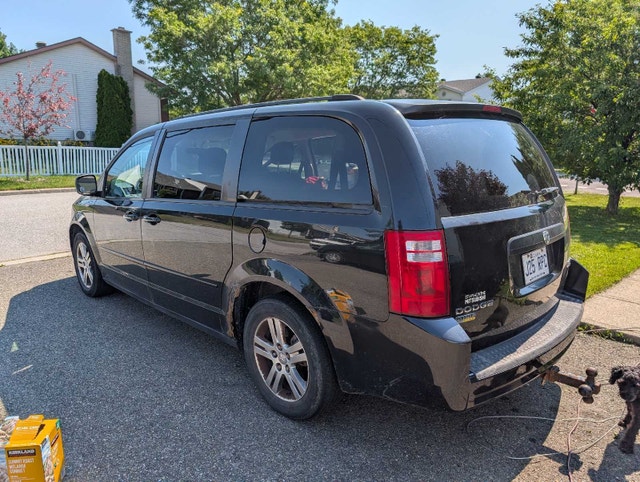 Dodge Grand Caravan 2010 stow and go — photo 5