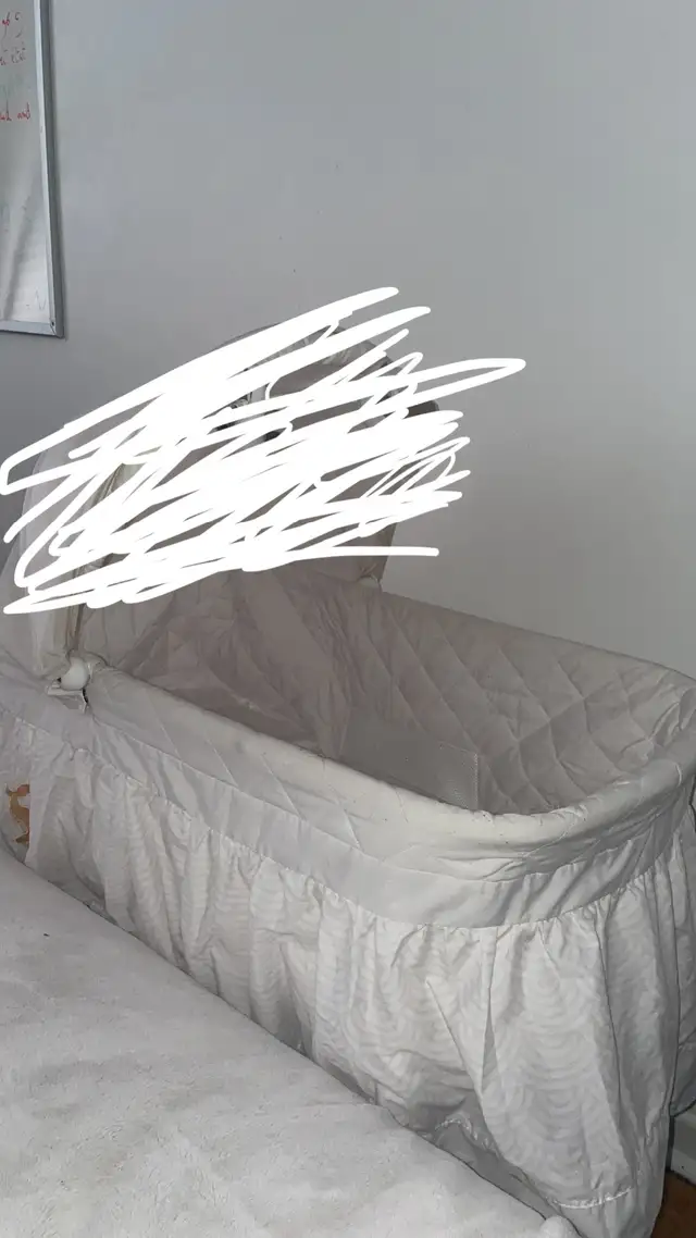 baby bassinet - good condition in Cribs in City of Montréal - Image 5