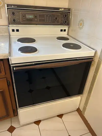 This is a used General Electric stove solid element burners Perfect condition. Hardly used Additiona...