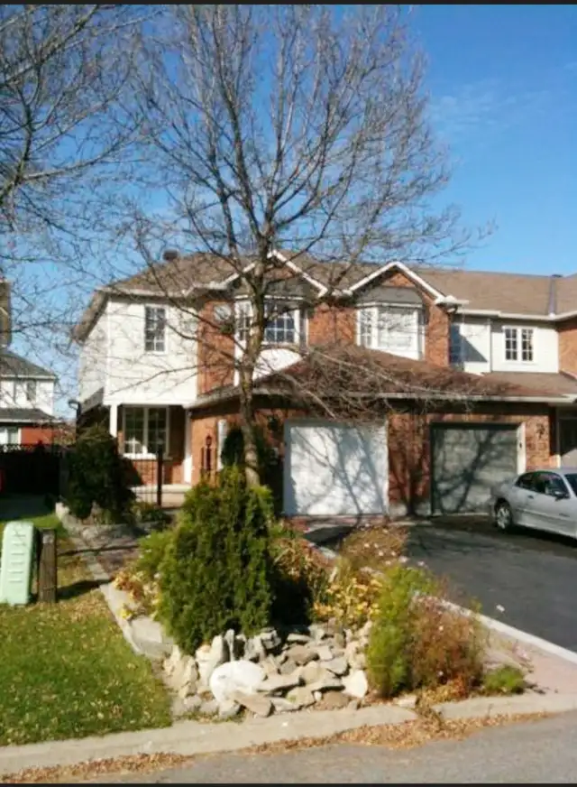 Beautiful 3 Bedrooms End Unit Townhouse Silver City Location