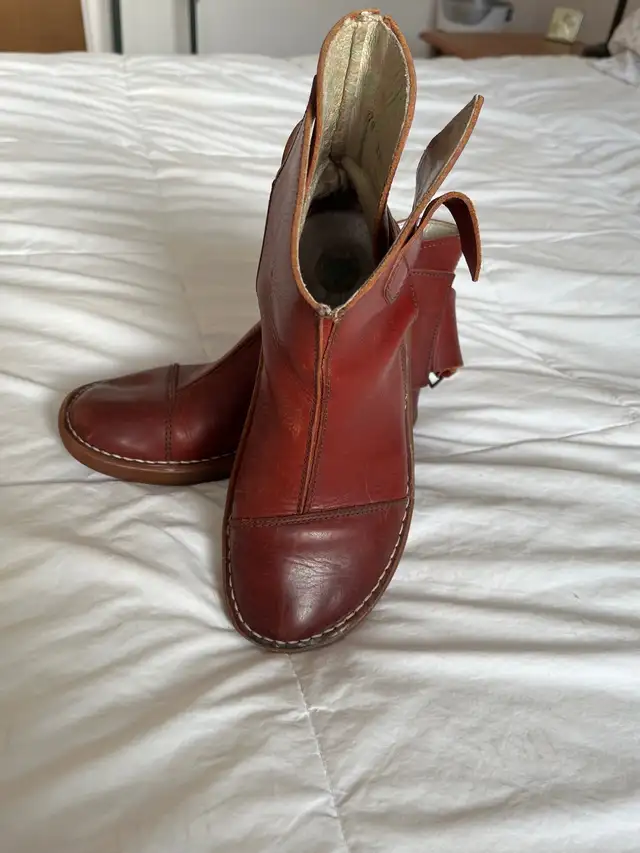 El Naturalista leather women’s boots in Women's - Shoes in Edmonton - Image 4