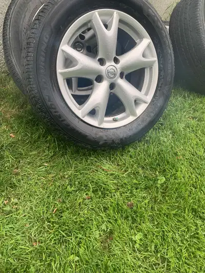 Mags en parfait état Il y en a 5 Pneus en fin de vie Font sur plusieurs modèles Nissan Rogue Altima...